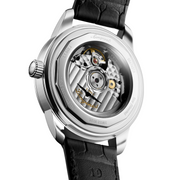 Cassa tonda in acciaio inossidabile da 38 mm con vetro zaffiro antigraffio e trattamento antiriflesso multistrato su entrambi i lati, abbinata a cinturino in pelle di alligatore nero con fibbia